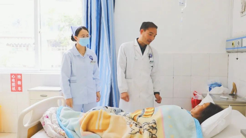 查看患者病情。