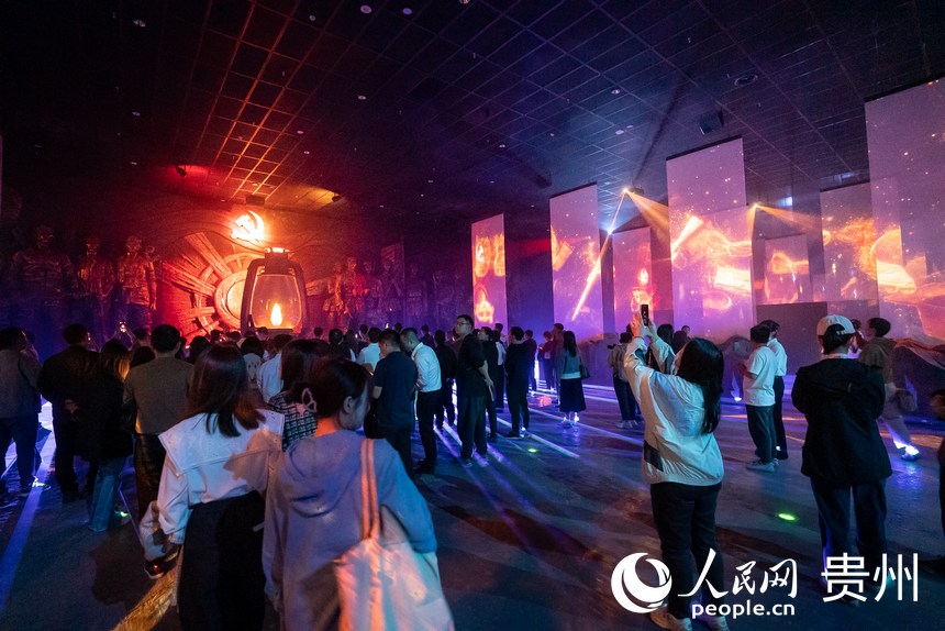 觀眾觀看《紅飄帶·偉大征程》無名英雄篇章。人民網記者 涂敏 攝