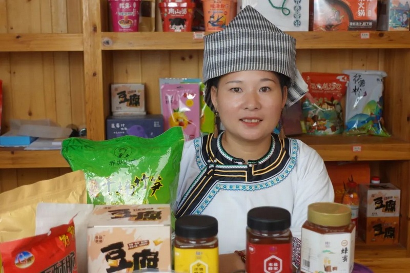 “新農人”通過電商直播銷售特色農產品。黔東南州融媒體中心供圖