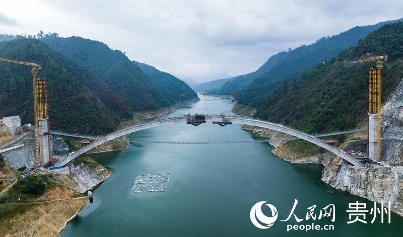 航拍建設中的貴州劍河錫銹大橋。人民網 陽茜攝