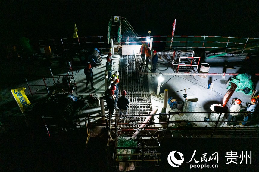 工人正在進行合龍段混凝土澆筑施工。人民網記者 涂敏攝