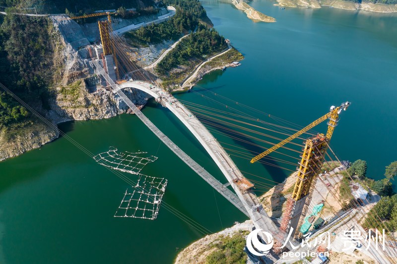 成功合龍的錫繡大橋。人民網記者 涂敏攝