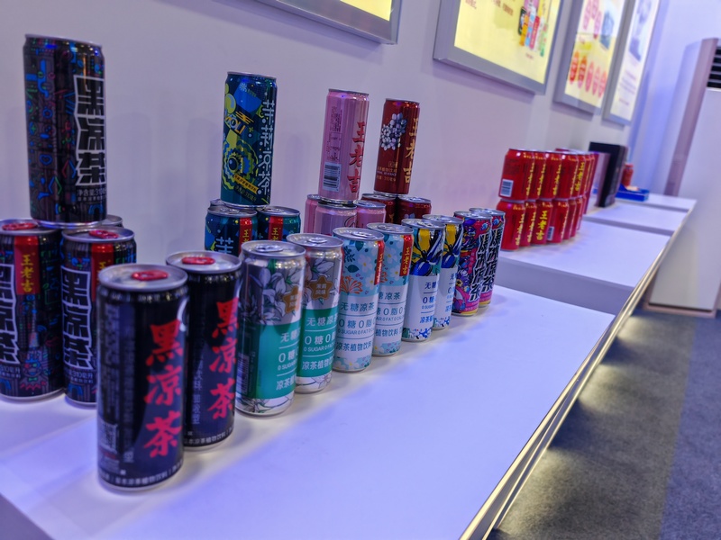 展示廳內王老吉公司的多樣產品。 葛燊 攝