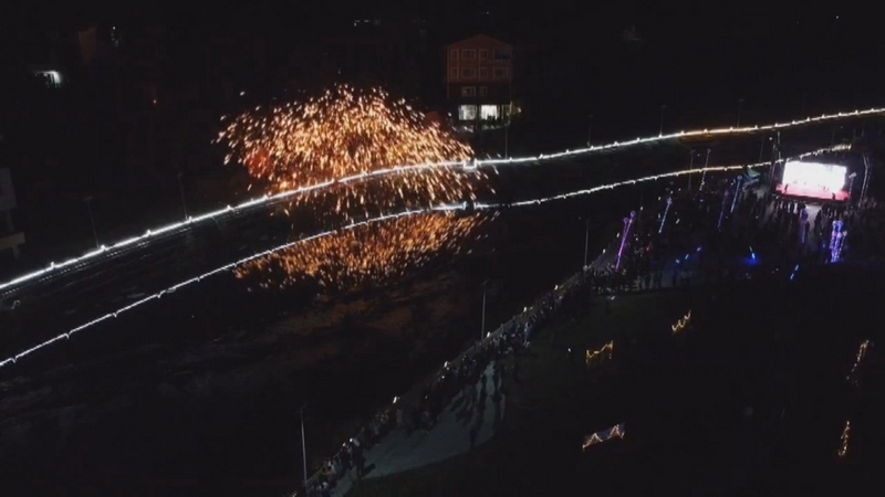 2023年修文縣六屯鎮桃源村“音樂節”鐵花秀表演。