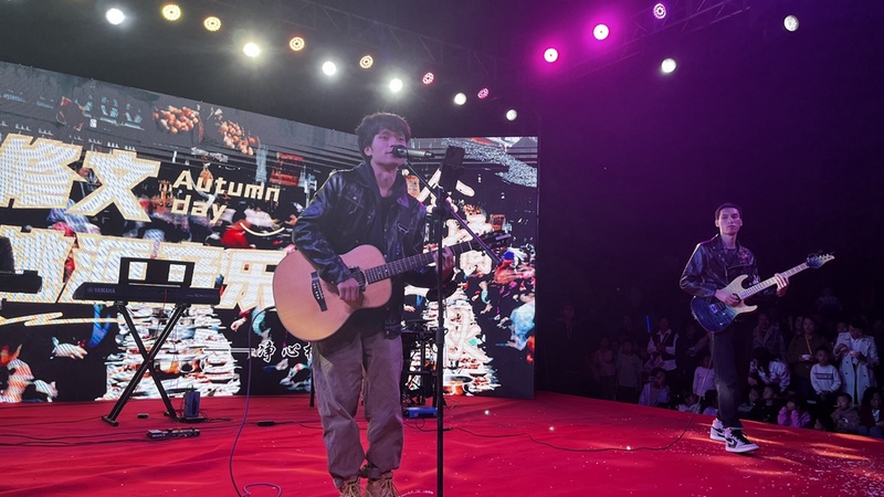 2023年修文縣六屯鎮桃源村“音樂節”現場歌手熱情獻唱。