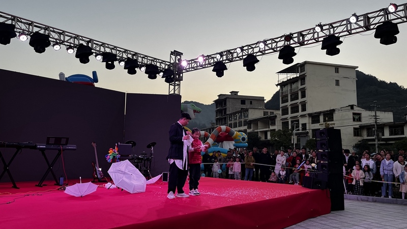 2023年修文縣六屯鎮桃源村“音樂節”現場魔術表演。