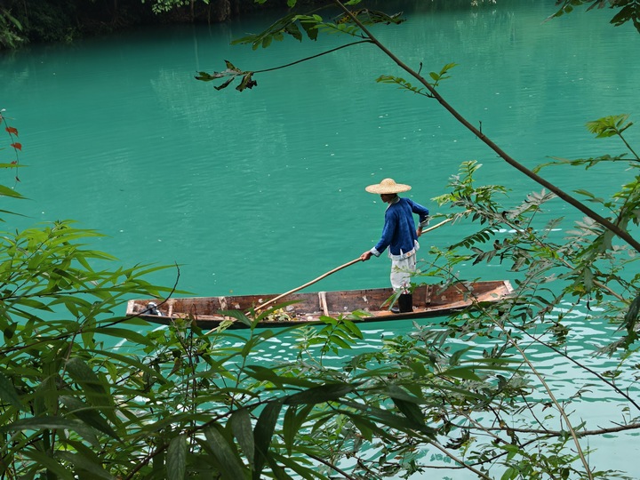 船夫在打掃景區衛生。葛燊攝