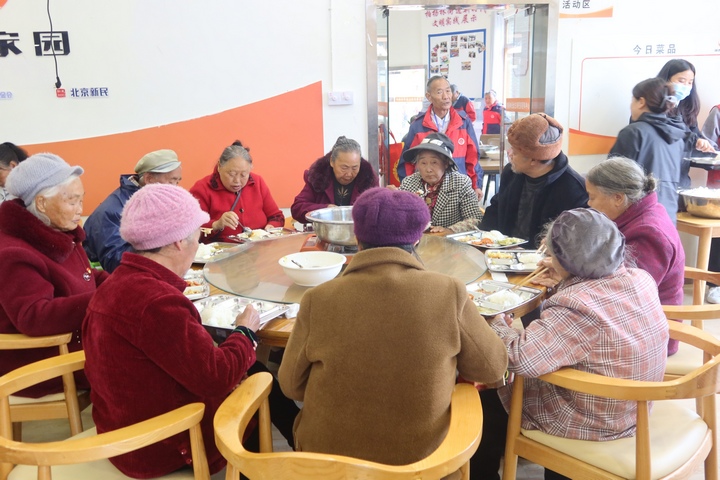 老人們正在吃免費的愛心午餐。楊锏攝