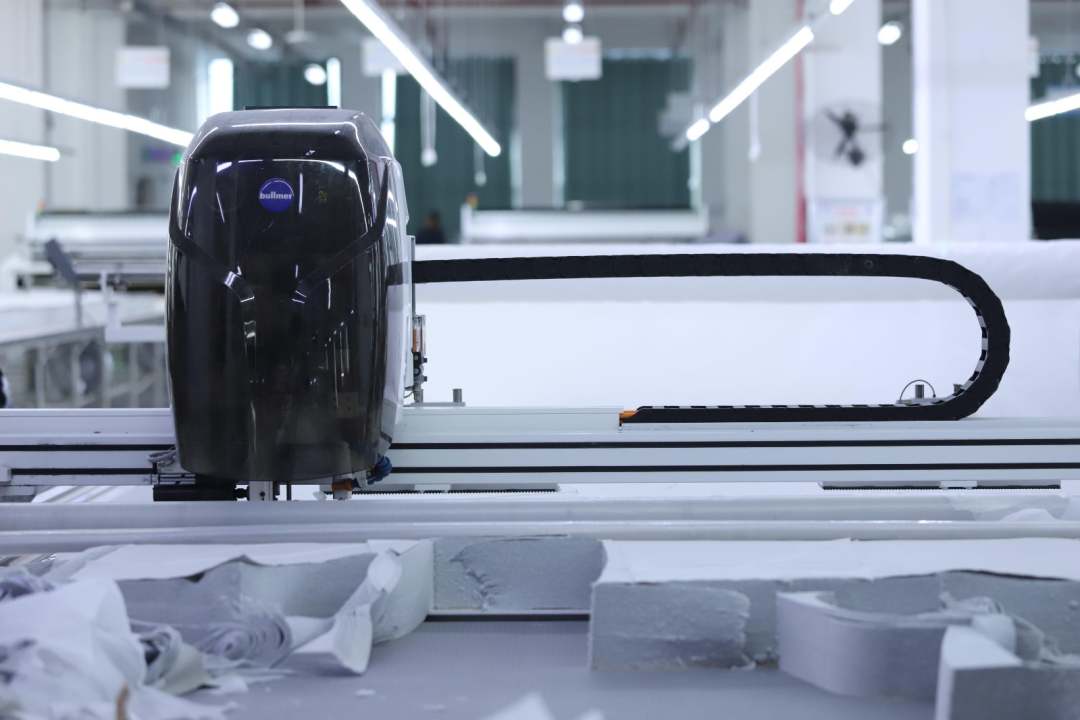  圖為自動化機器裁剪布匹。