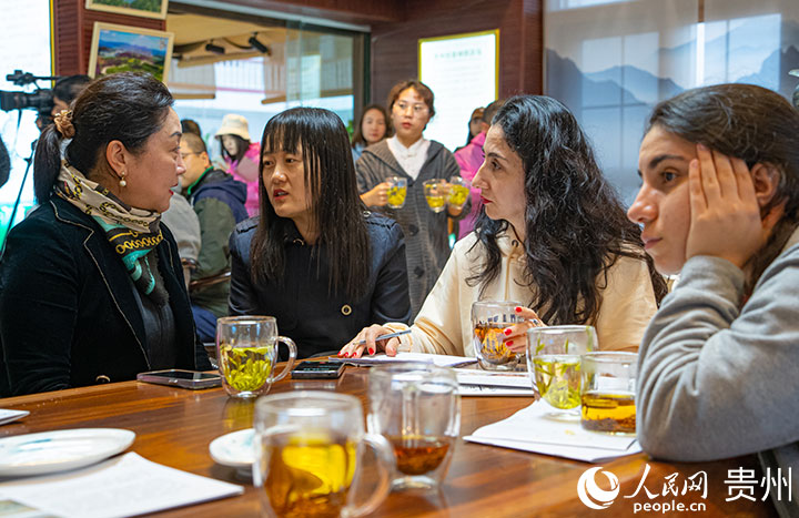 歐亞國家記者與龔芮交流茶文化。人民網 陽茜攝