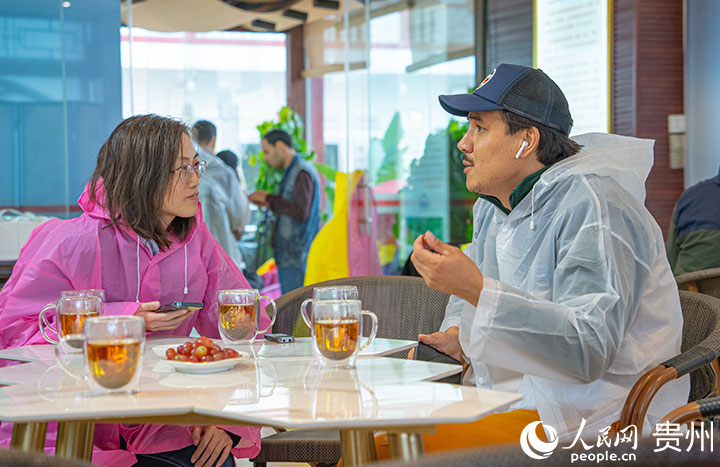 歐亞國家記者在神鵲茶場品茗賞玩。人民網 陽茜攝