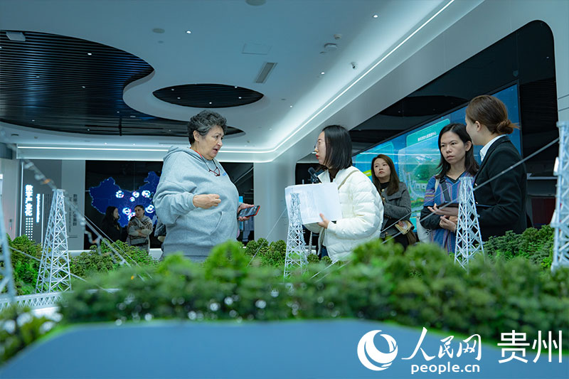 外媒記者詢問“中國天眼”建設發展情況。人民網 陽茜攝