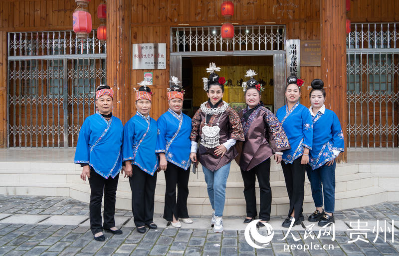 歐亞國家記者在春花非遺博物館前拍照留念。人民網 陽茜攝