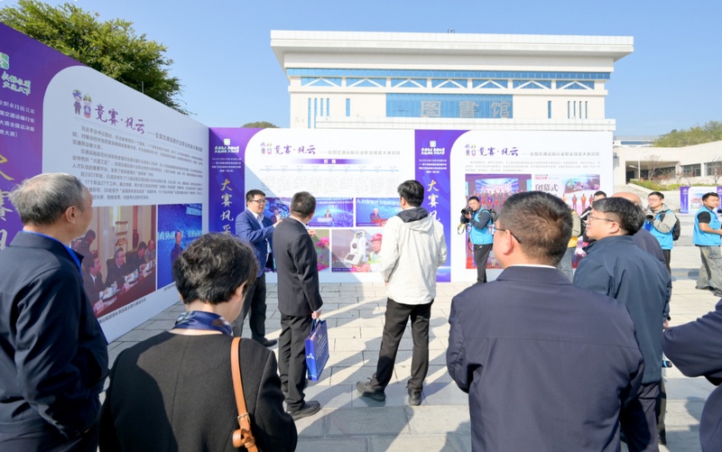 3  與會嘉賓參觀相關展覽。圖片由大賽組委會提供.jpg