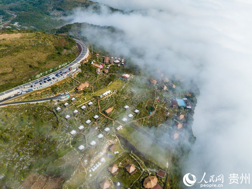 航拍化屋村云海景觀。人民網 陽茜攝