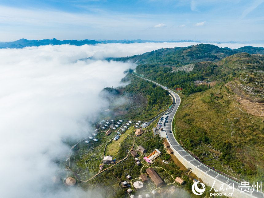 云霧繚繞的化屋村。人民網 陽茜攝