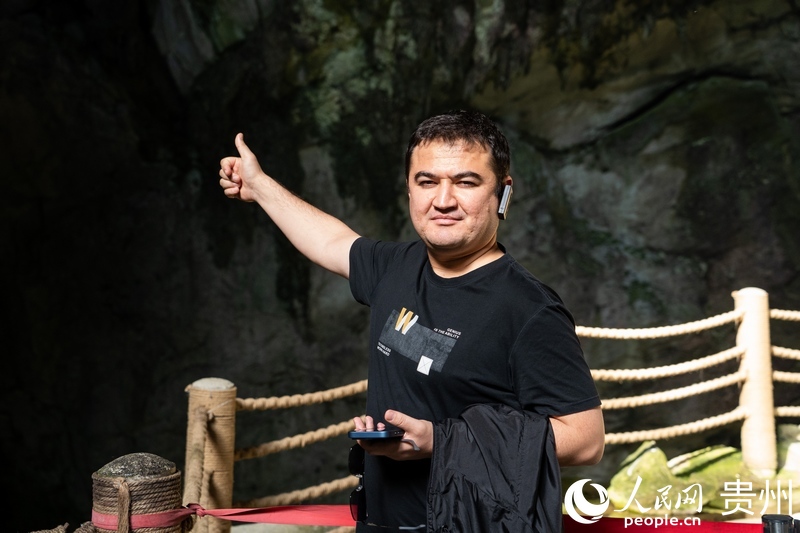 媒體團成員為織金洞內景觀點贊。人民網 陽茜攝.jpg