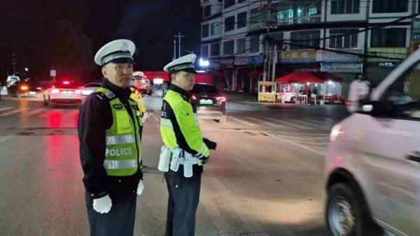 修文縣公安局交警大隊工作人員正在執勤站崗。