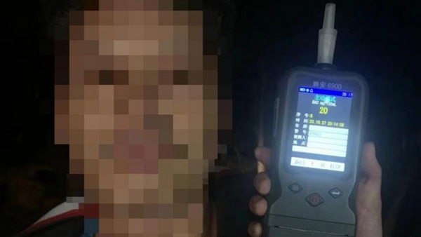 一名酒駕人員酒駕途中被修文縣公安局交警大隊抓獲。