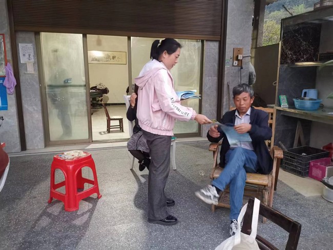 工作人員發放森林防火宣傳資料。