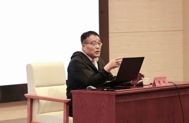 中鋁集團首席工程師、 中鋁智能科技發展有限公司首席技術官、國家鋁鎂電解裝備工程技術研究中心副主任曹斌作宣講。