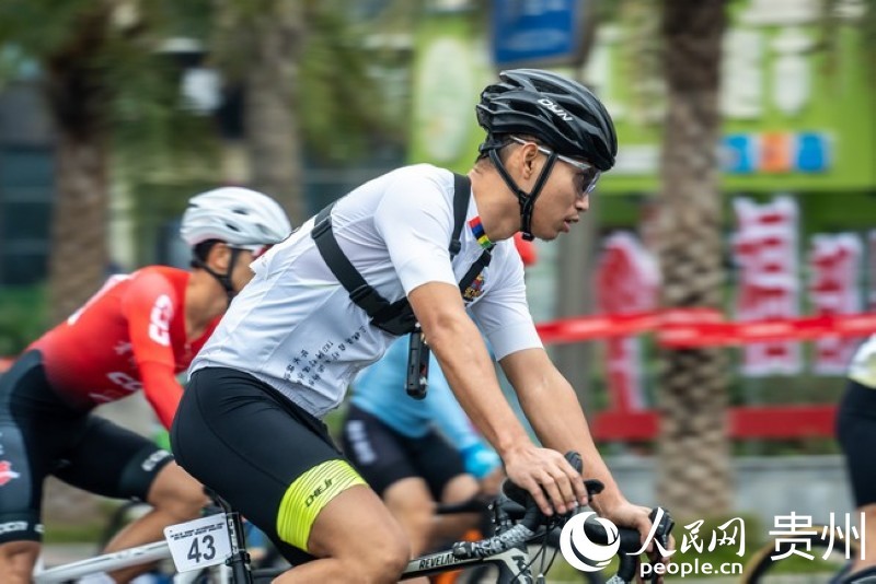 2023第七屆“多彩貴州”自行車聯賽總決賽男子公路精英組比賽現場。人民網記者 涂敏 攝