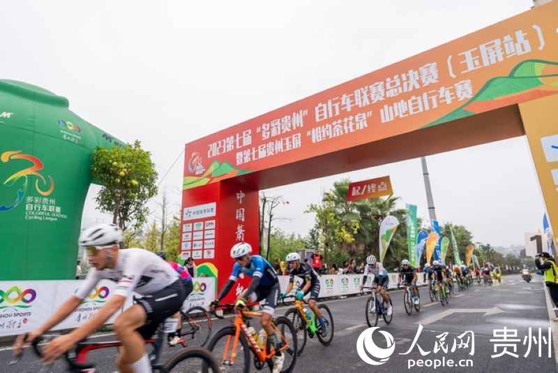 2023第七屆“多彩貴州”自行車聯賽總決賽男子公路精英組比賽現場。人民網記者 涂敏 攝