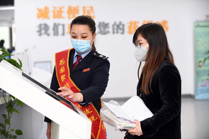 稅務人員正在引導納稅人自助辦理稅務。圖片由貴州省稅務局提供