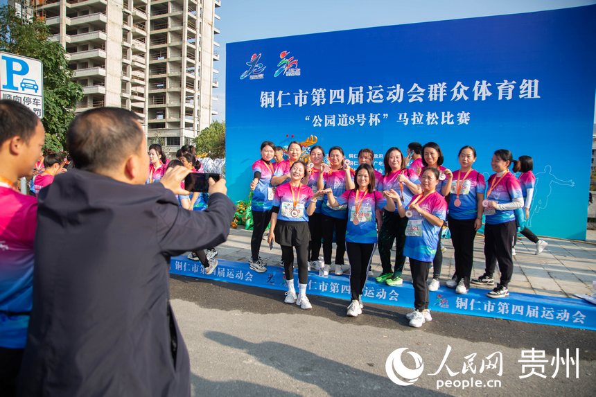 比賽結束選手合影留念。張宇攝