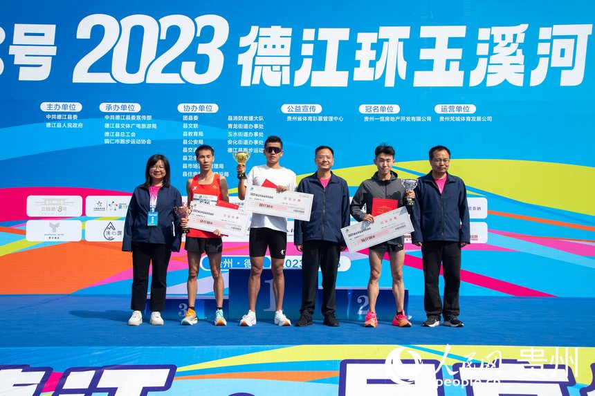 全程馬拉松男子組頒獎儀式。張宇攝