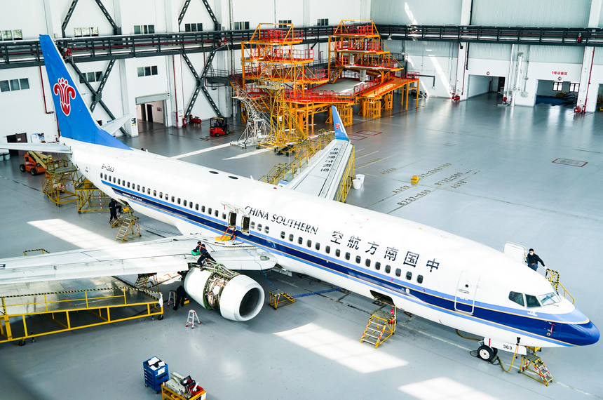 南航貴州公司對飛機開展C3檢工作。圖片由南航貴州提供