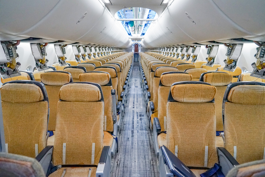 南航貴州公司對飛機開展C3檢工作。圖片由南航貴州提供