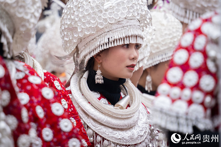 “蘆笙會”現場，參加盛裝游演的苗族同胞。人民網記者 涂敏攝