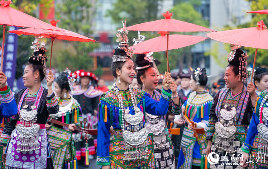 現場少數民族表演精彩紛呈。人民網 陽茜攝