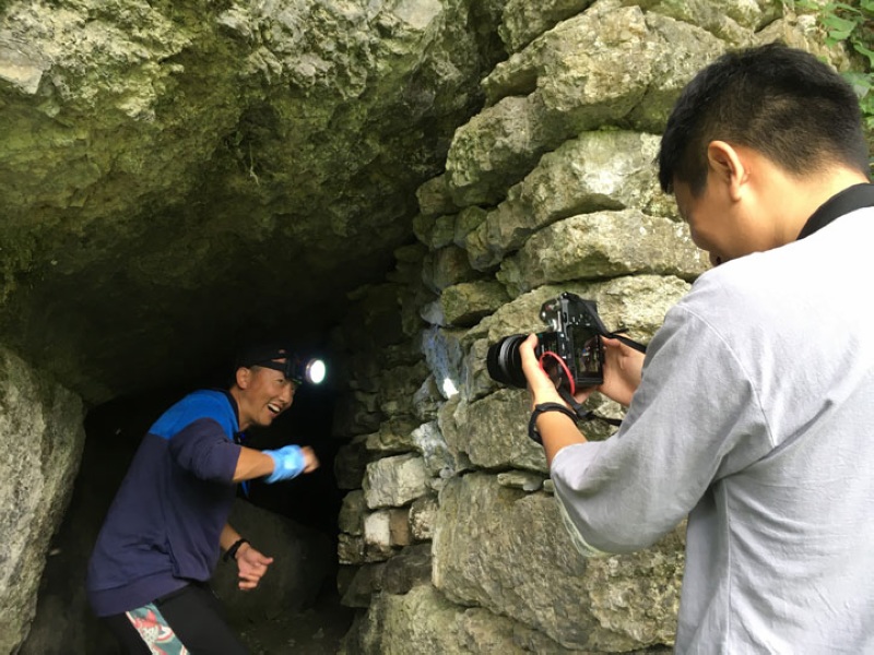 劉杰正在拍攝短視頻。古村28渡供圖