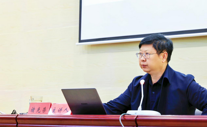 校黨委書記褚光榮講授形勢與政策課。