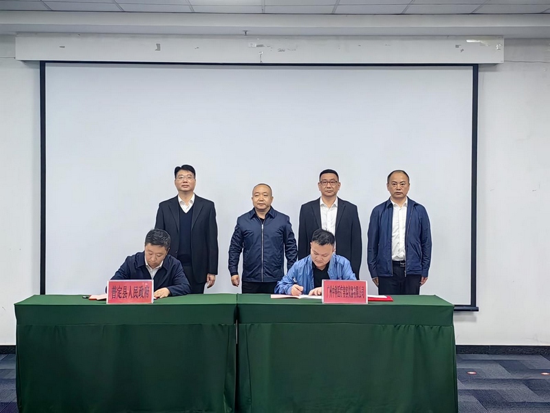 1 圖為在邱仙來政協委員工作室的大力引薦下，廣州中科醫療美容儀器有限公司與普定縣人民政府簽訂智薈生物醫藥產業園項目投資合同。.jpg