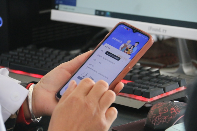 村醫為村民的電子醫保添加家庭成員。