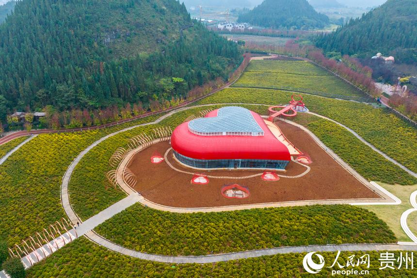 航拍貴州省黔西南州興義市陽光谷旅游度假區。人民網記者 涂敏攝