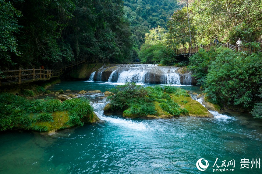航拍大小七孔景區跌水瀑布。人民網記者 涂敏攝