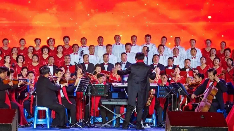 中山大學校友會康樂緣藝術團專場交響音樂晚會走進桐梓。桐梓縣融媒體中心供圖