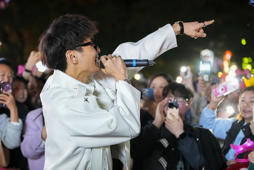 歌手與觀眾互動。李儒鑫攝