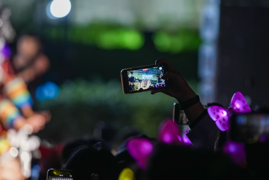 市民紛紛舉起手機拍攝視頻。李儒鑫攝