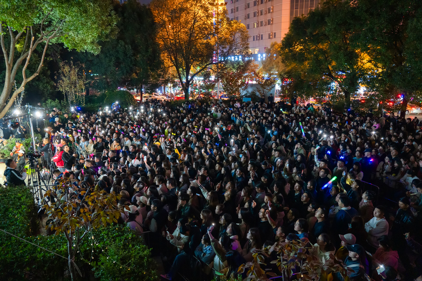 音樂會現場人頭攢動。李儒鑫攝