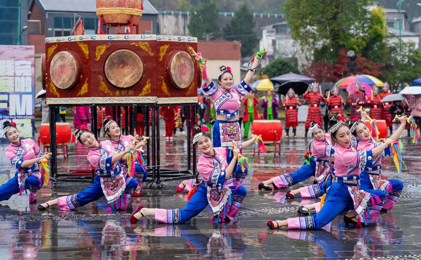 比賽期間的歌舞表演。銅仁市委宣傳部供圖