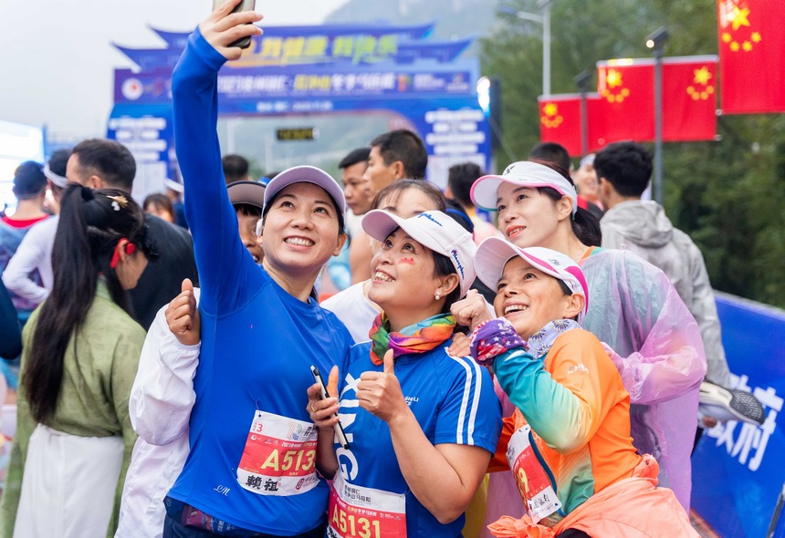 選手拍照留念。銅仁市委宣傳部供圖
