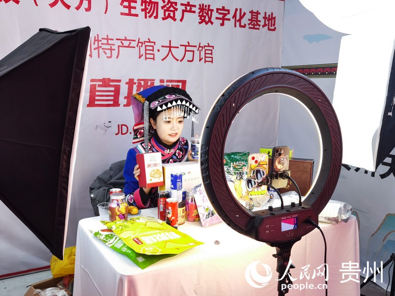 身著民族服飾的主播正在進行直播帶貨。人民網 王秀芳攝