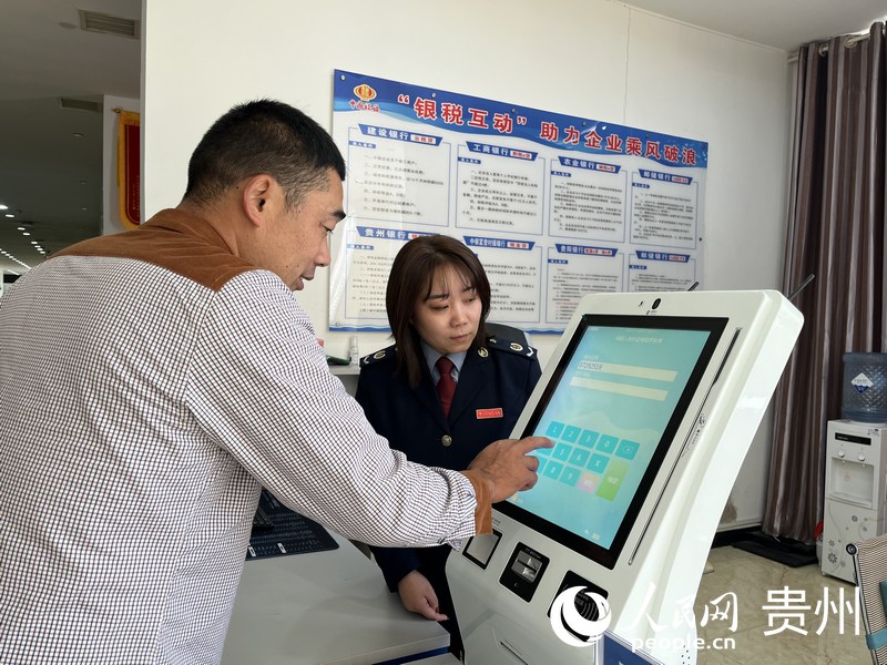 工作人員指導群眾辦理稅費業務。人民網 李麗萍攝