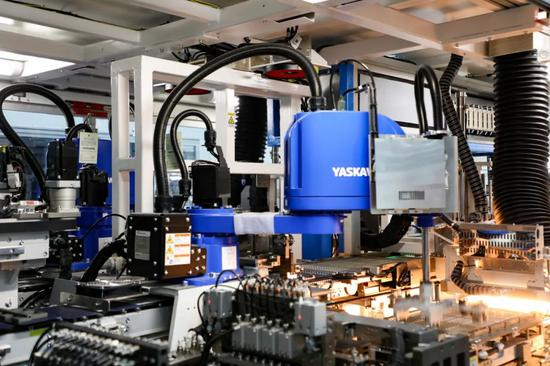 貴州威寧經濟開發區長通威寧新能源產業園內，全自動光伏組件生產流水線。趙慶能攝