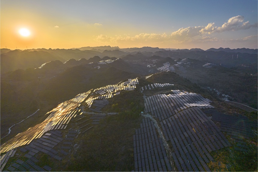 2023年12月14日拍攝的貴州省黔西市定新鄉石漠化荒山上建起的農業光伏電站（無人機照片）。